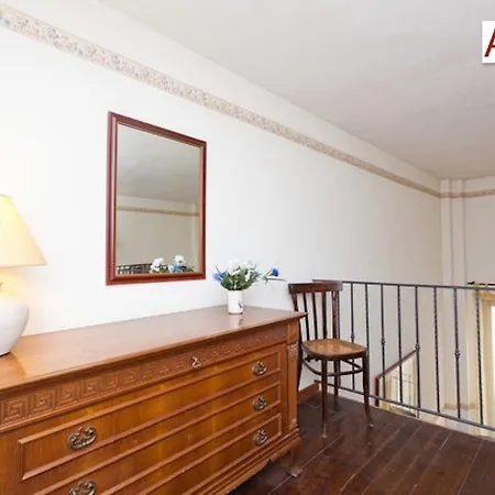 Charming Mezzanine Flat In Centre Appartement Palerme