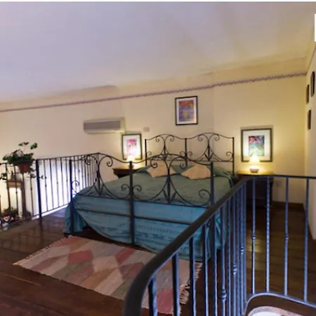 Apartament Charming Mezzanine Flat In Centre