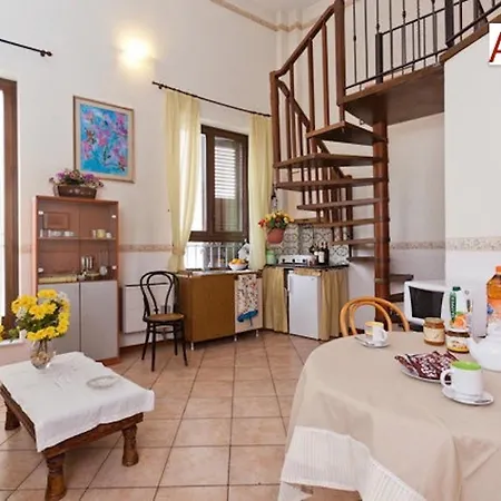 Charming Mezzanine Flat In Centre Apartament